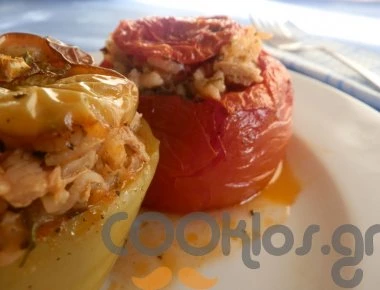 Η συνταγή της ημέρας: Ντομάτες και πιπεριές γεμιστές με τόνο